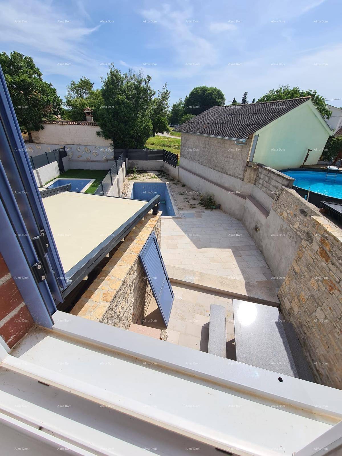 Weitblick aus dem Fenster auf die Pools und die grüne Umgebung des Anwesens.