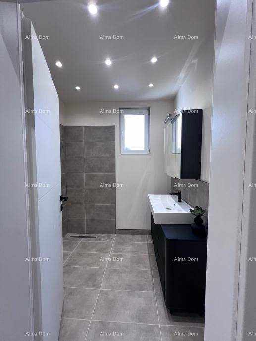 Modernes Badezimmer mit großer Dusche, Waschtisch und Spiegelschrank, ausgestattet mit einem Fenster.