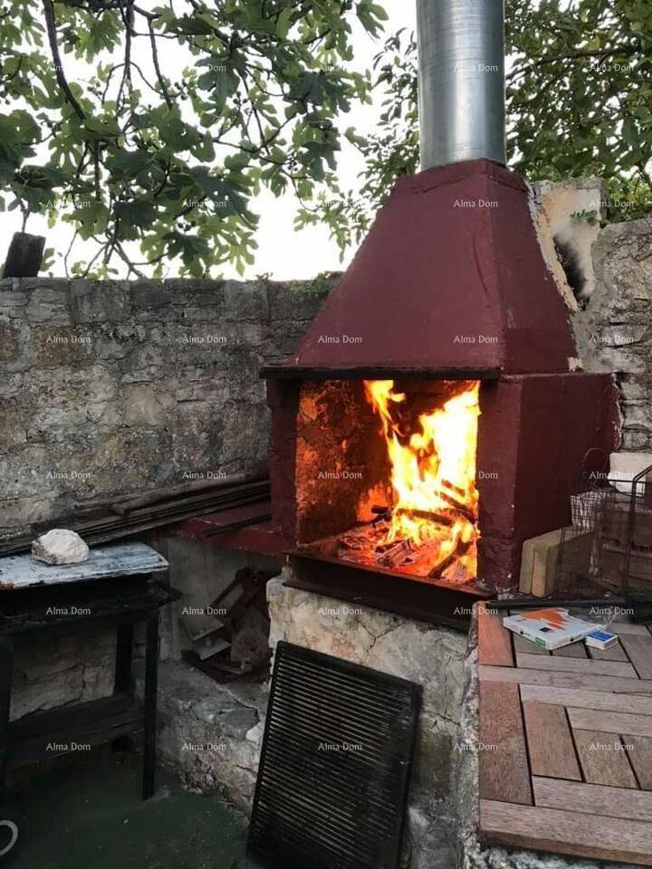 Gemauerter Außenkamin mit brennendem Feuer, ideal für Grillabende im Gartenbereich.