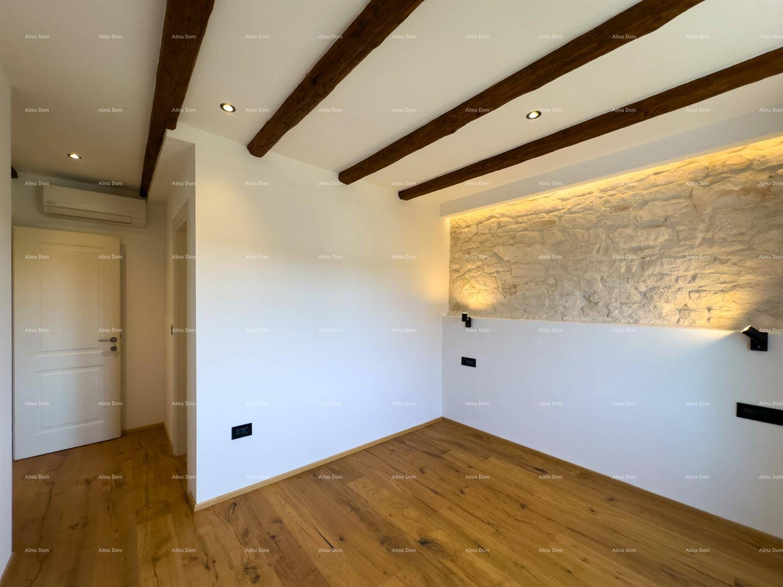 Helles Schlafzimmer mit Holzbalken, Holzboden und einer beleuchteten Steinwand.