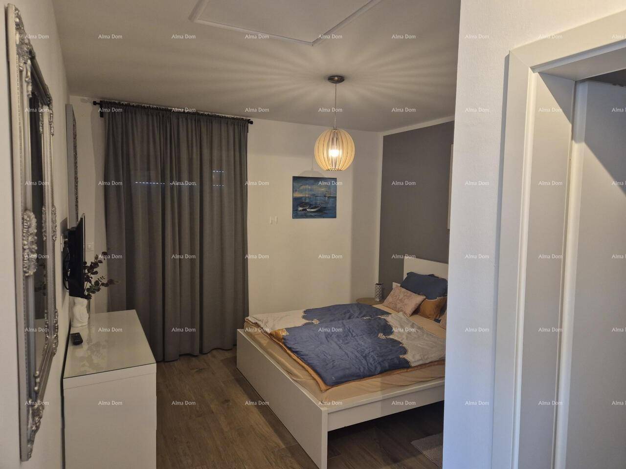 Gemütliches Schlafzimmer mit Doppelbett, moderner Beleuchtung und Blick ins Grüne.
