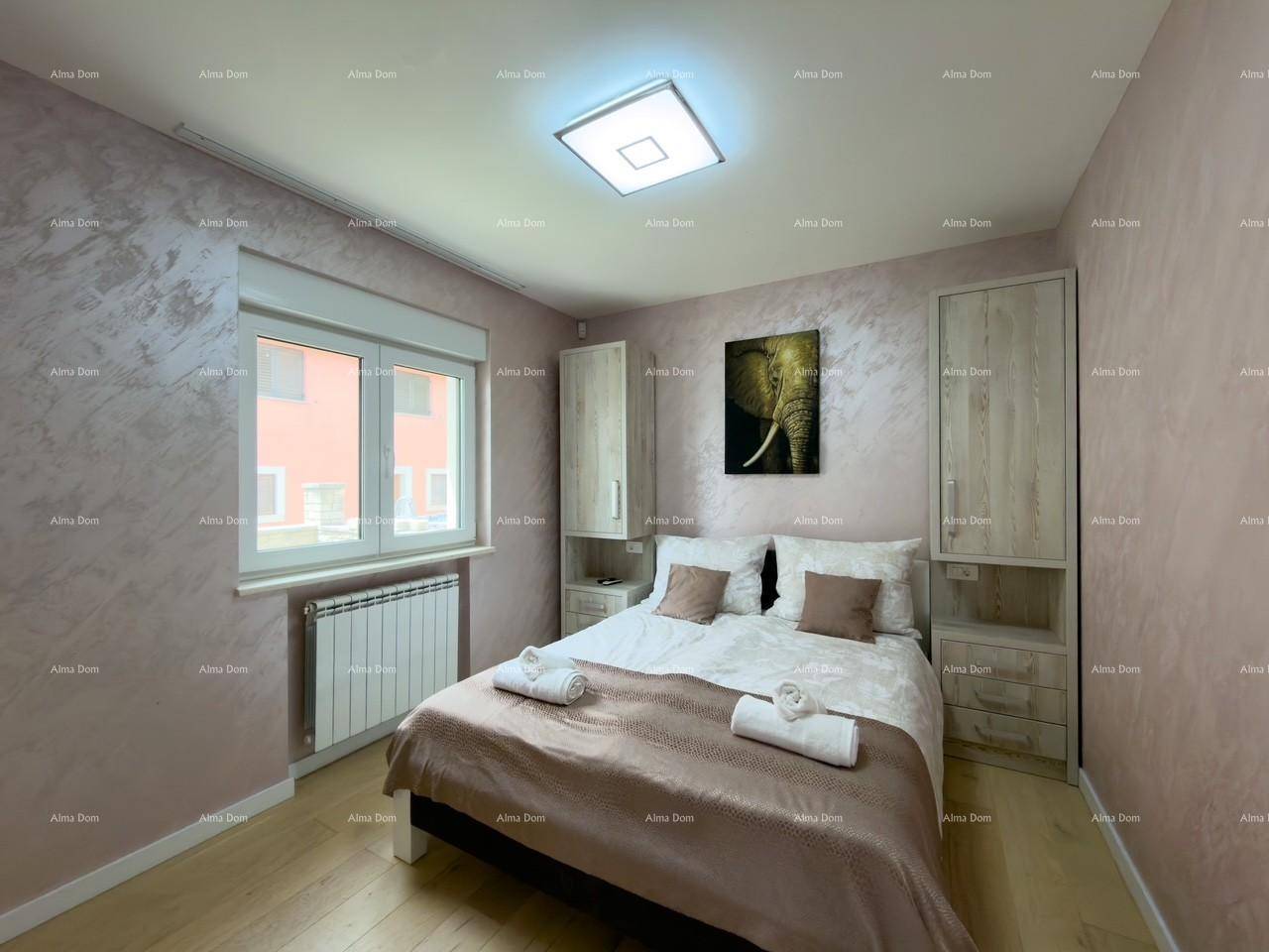 Helles Schlafzimmer mit Doppelbett, Fenster und Elefantenbild an der Wand.