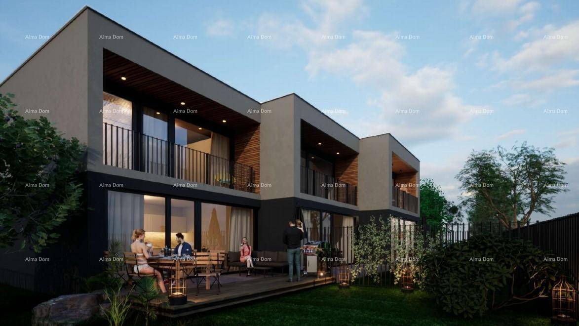 Großzügige Holzterrasse mit Essbereich, Grill und Zugang zum gepflegten Garten.