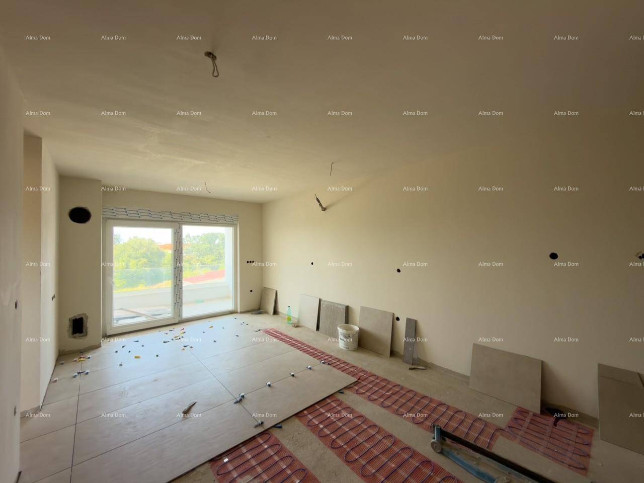 Heller Wohnraum im Bau mit vorbereiteter Fußbodenheizung und Fliesenverlegung, bereit für den Innenausbau.