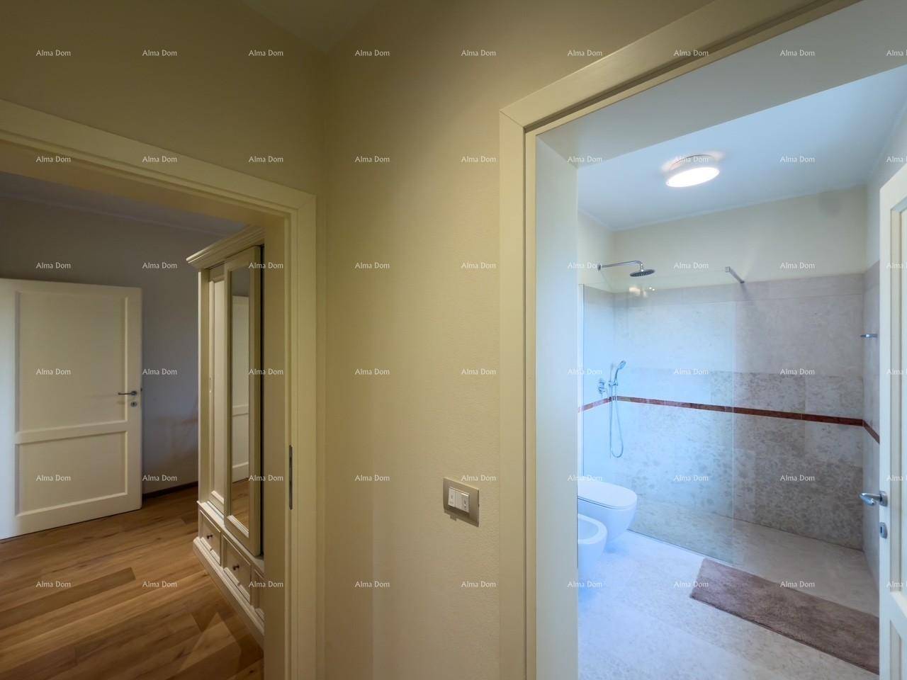 Flur mit Holzboden und Blick in ein modernes Badezimmer mit Dusche.