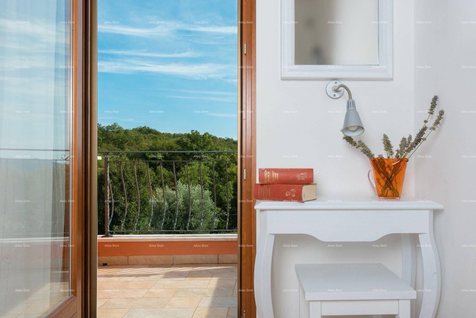 Zugang zu einem Balkon mit weitem Blick ins Grüne, ergänzt durch eine kleine Konsole im Innenbereich.