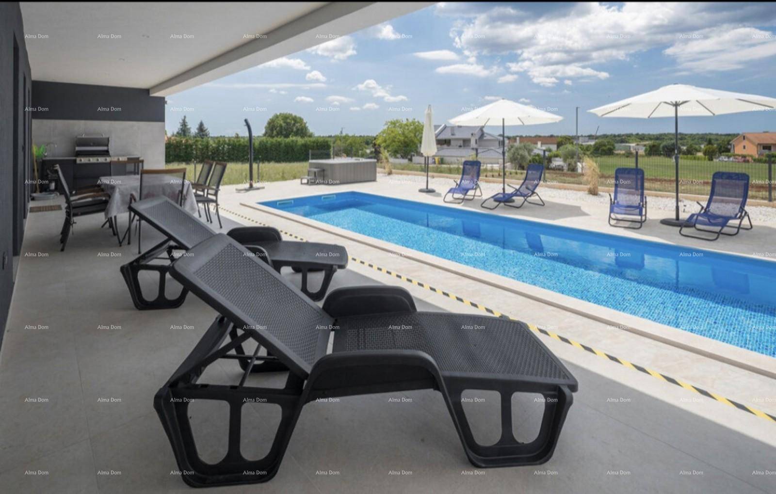 Geräumige Terrasse mit Liegestühlen und Blick auf den Pool und die umliegende Landschaft.
