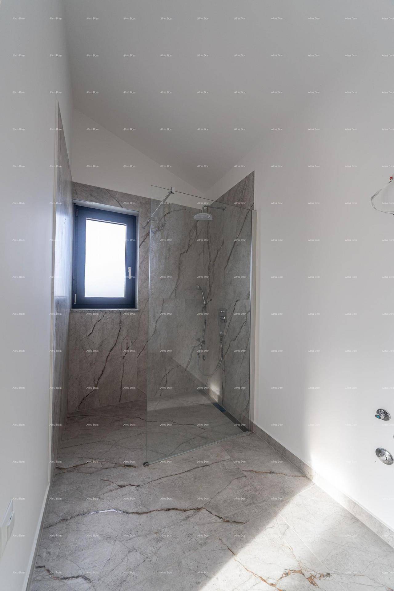 Modernes Badezimmer im Bau mit begehbarer Dusche, Fenster und eleganten Marmorfliesen.