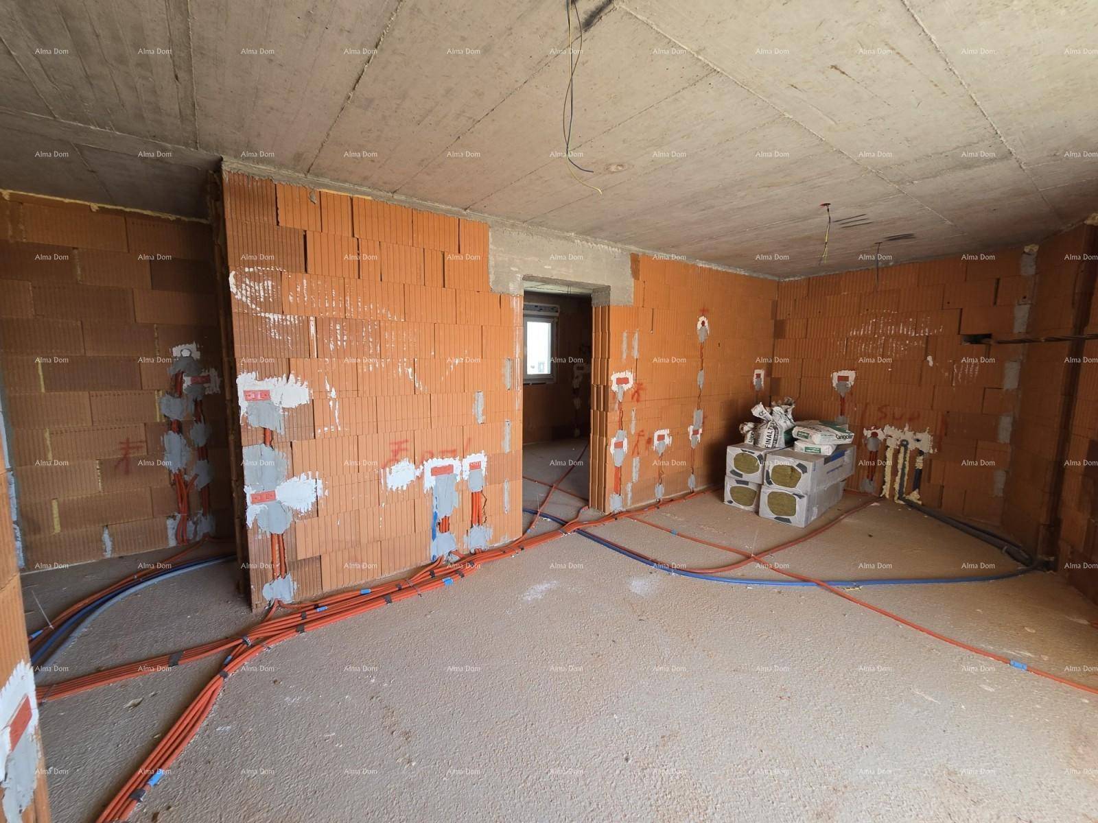Geräumiger Rohbau-Innenraum mit unverputzten Ziegelwänden und vorbereiteten Anschlüssen für Elektrik und Sanitär.