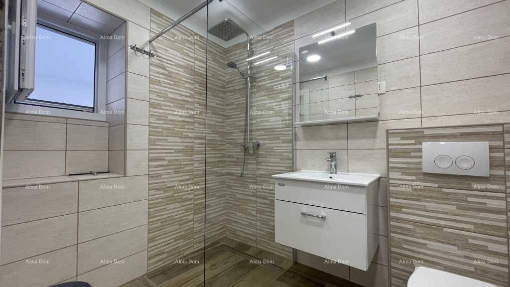 Modernes Badezimmer mit begehbarer Dusche, wandhängendem WC und eleganten Fliesen.