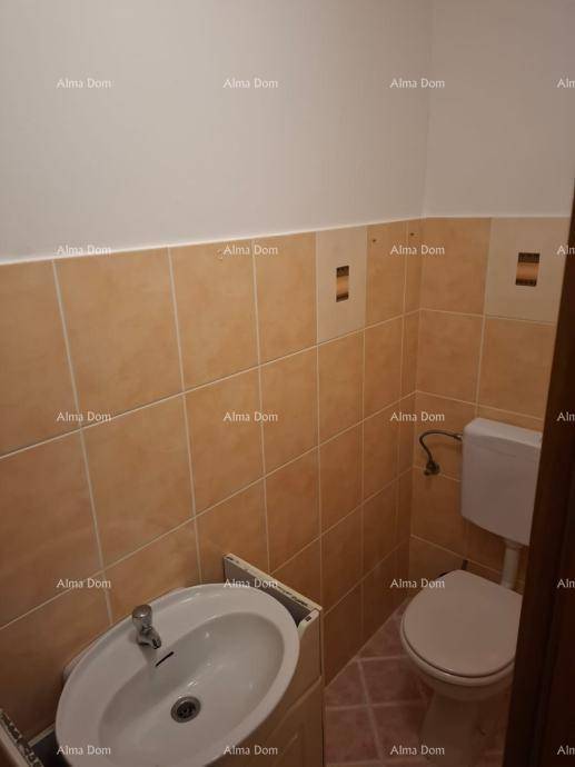 Separate Toilette mit Bidet und WC, vollständig gefliest für einfache Pflege und Hygiene.