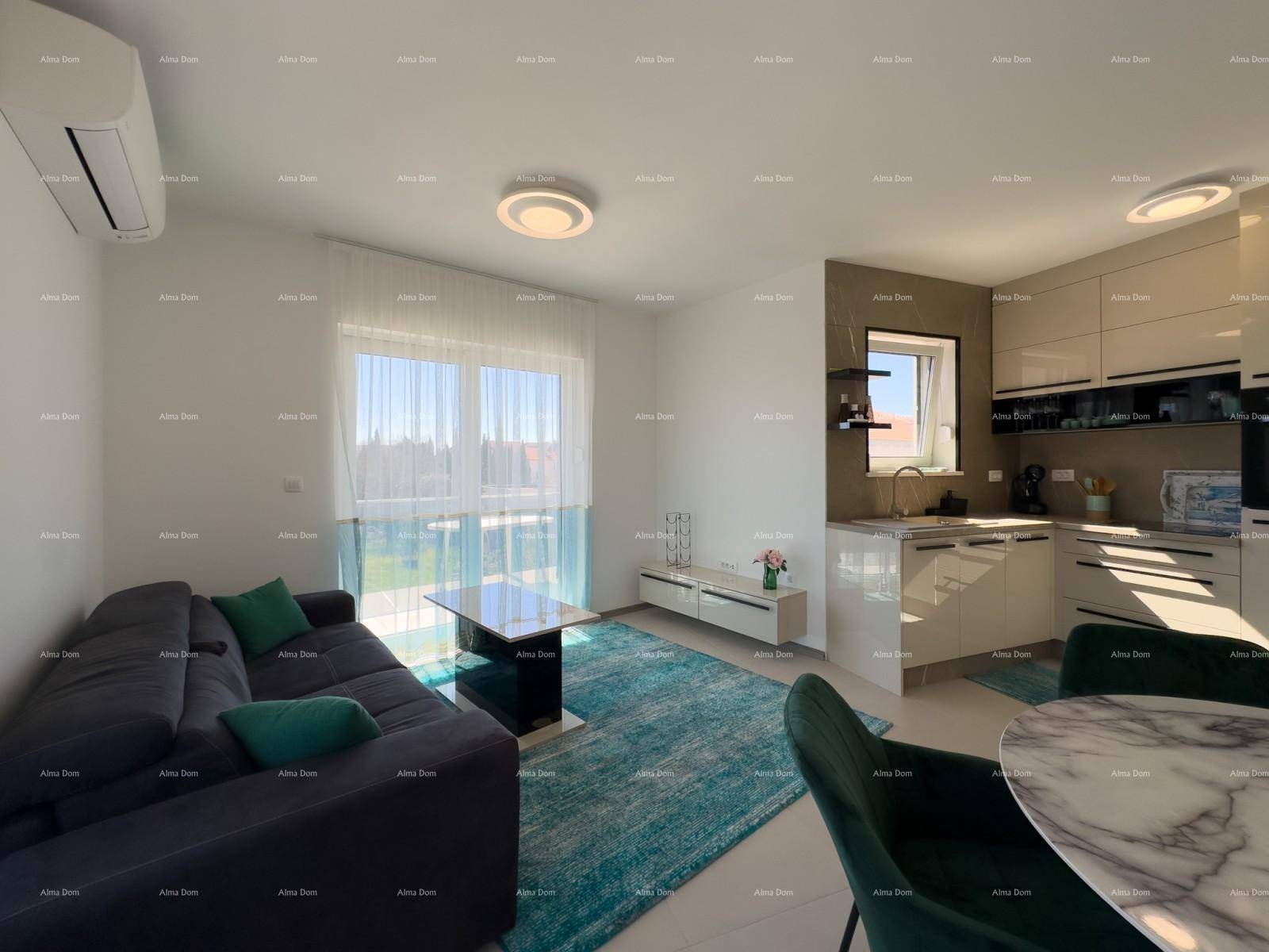 Moderner Wohnbereich mit Sofa, Esstisch und offener Küche, durchflutet von natürlichem Licht.