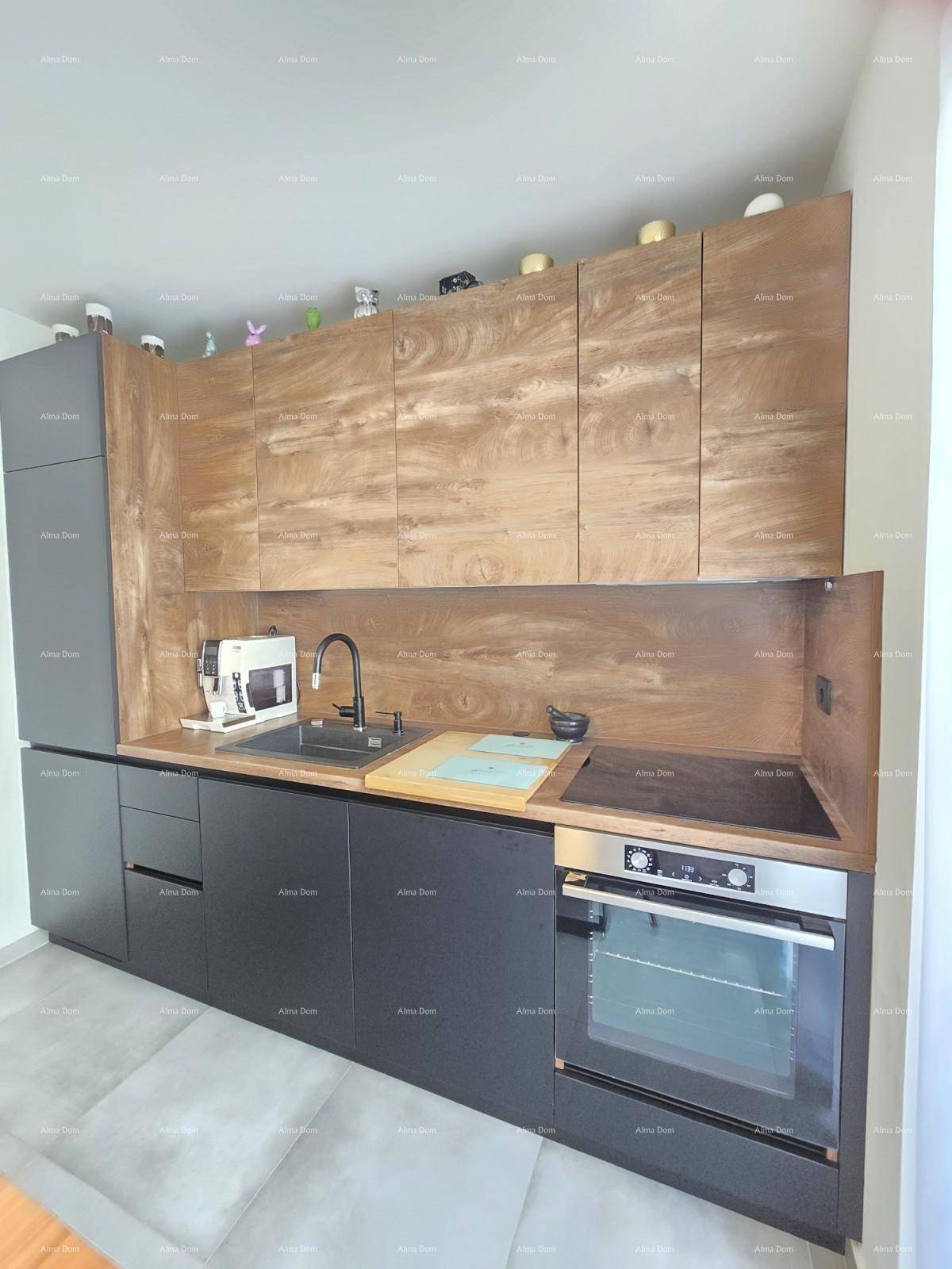 Detailansicht der modernen Einbauküche mit dunklen Unterschränken und Holz-Oberschränken.
