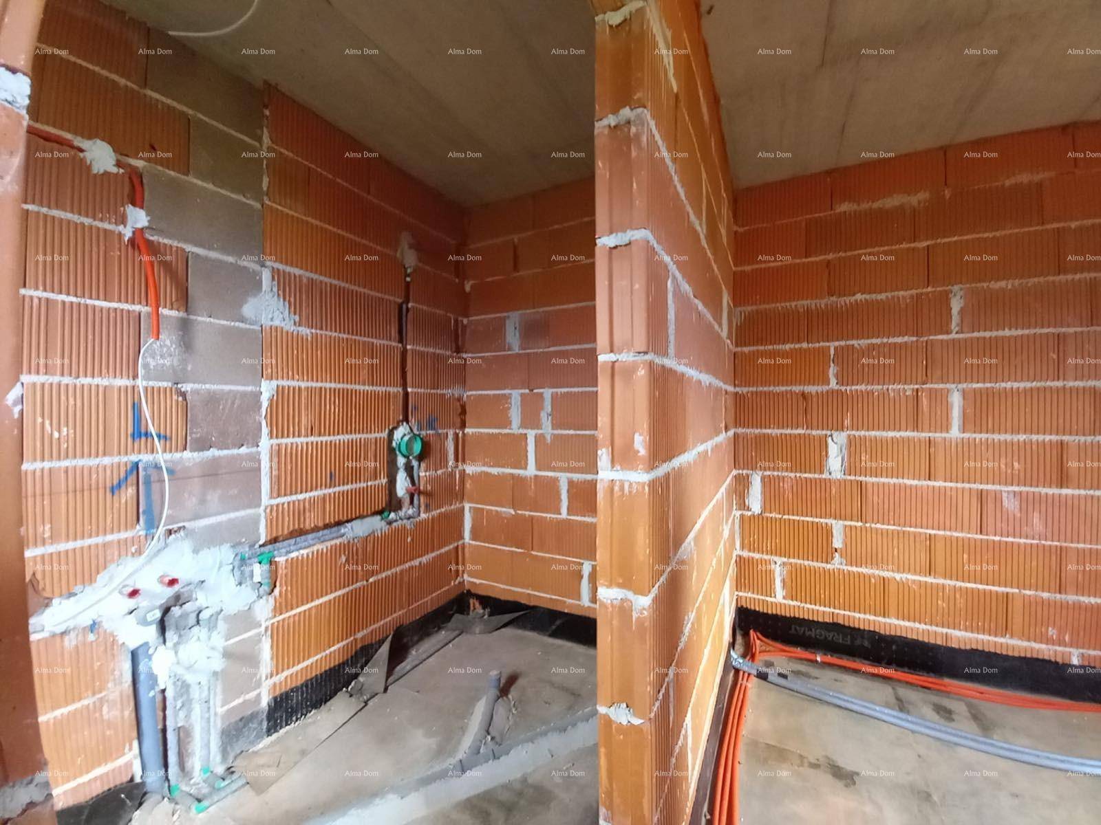 Ecke im Rohbau mit vorbereiteten Sanitär- und Elektroinstallationen für einen Nassbereich.