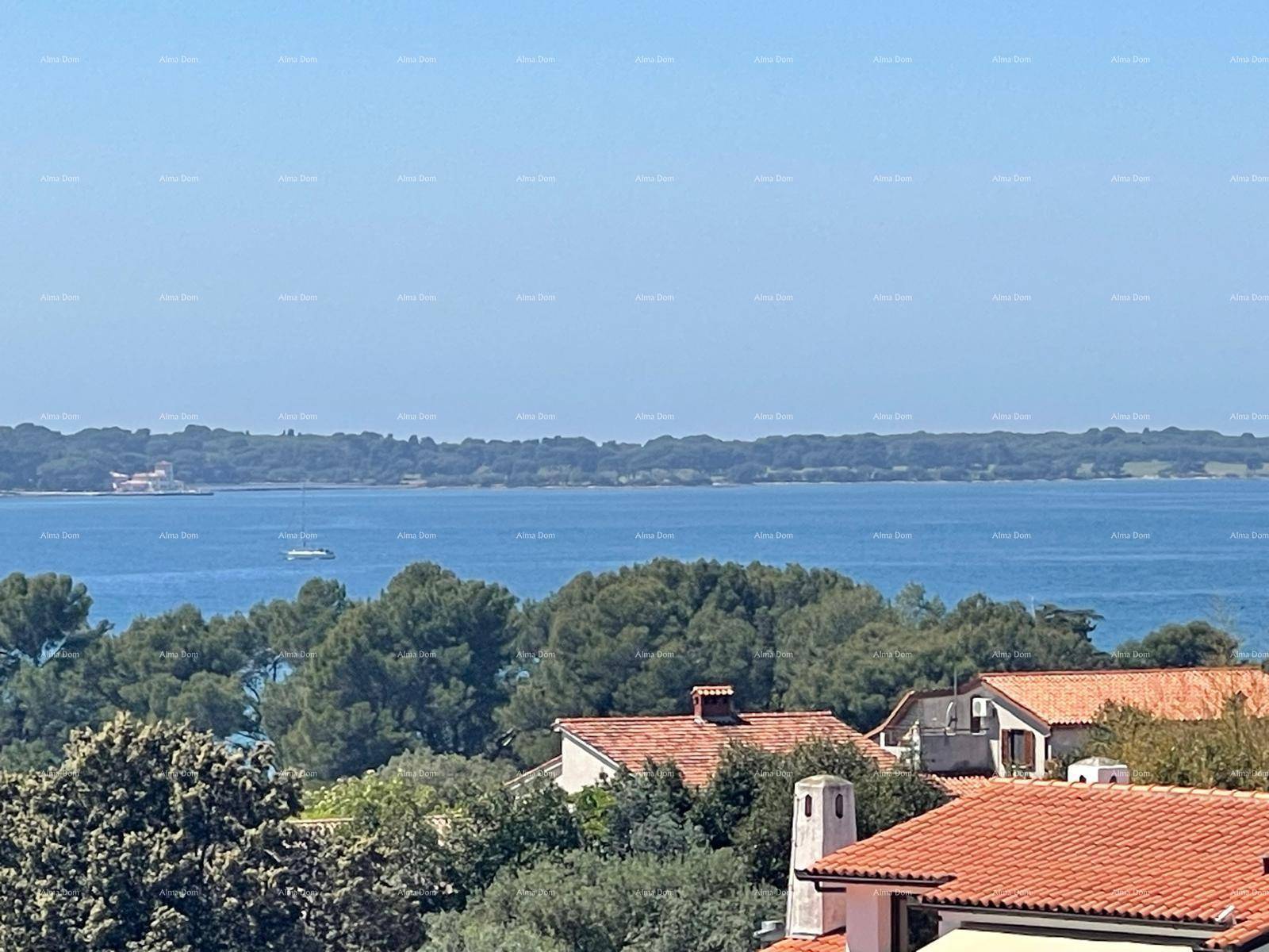 Malerischer Meerblick über die Dächer der Häuser und grüne Baumwipfel bis zum Horizont.