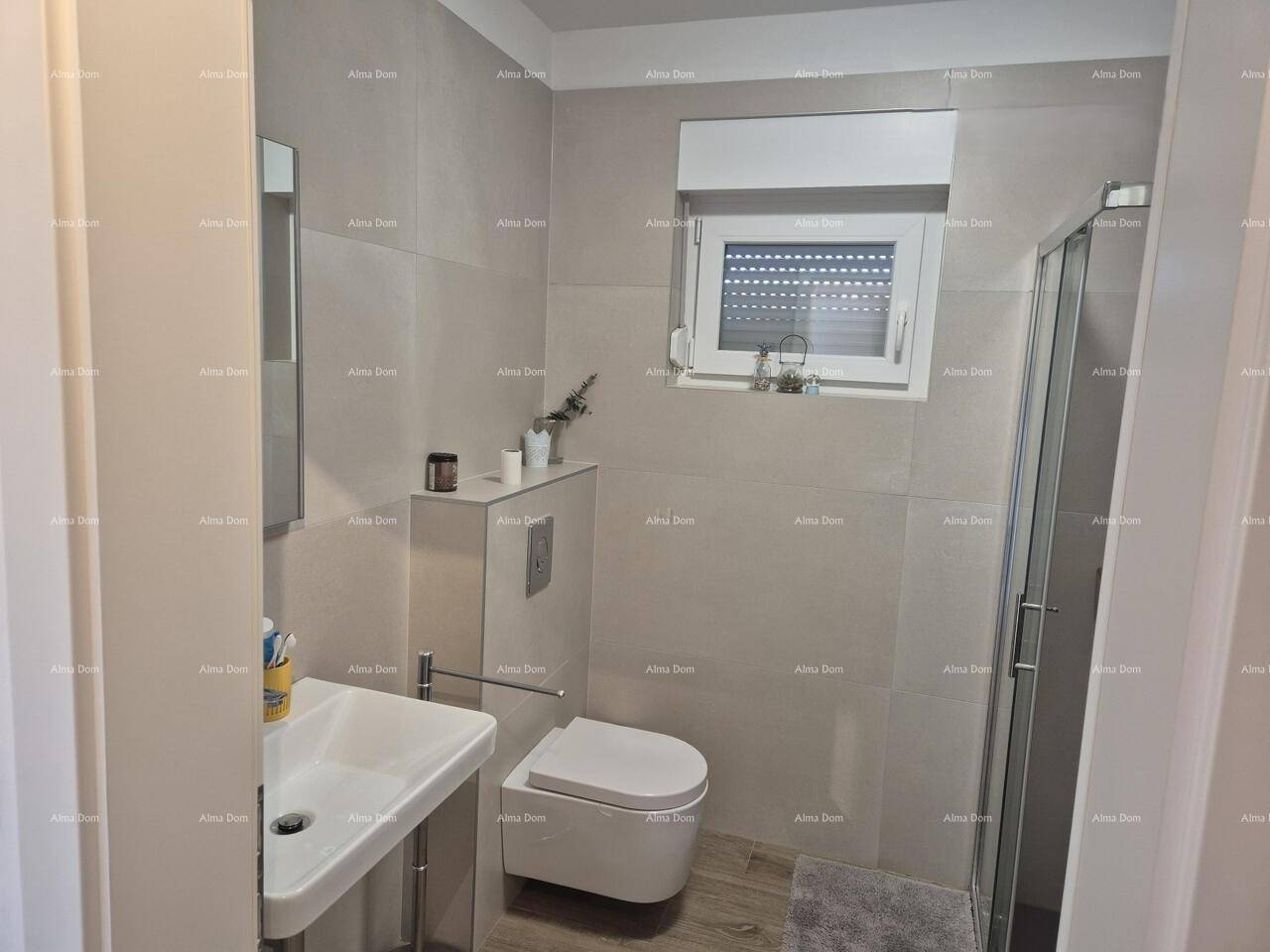 Modernes Badezimmer mit Duschkabine, wandhängendem WC und Fenster für Tageslicht.
