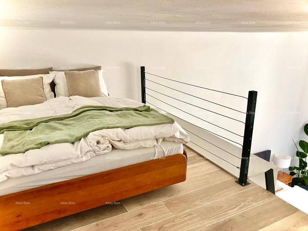 Modernes Hochbett im Schlafzimmer mit Holzboden und minimalistischem Design.