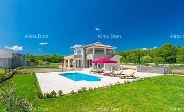 Weitläufige Außenansicht der modernen Villa mit großem Pool, weitläufigem Garten und umgebender Natur.