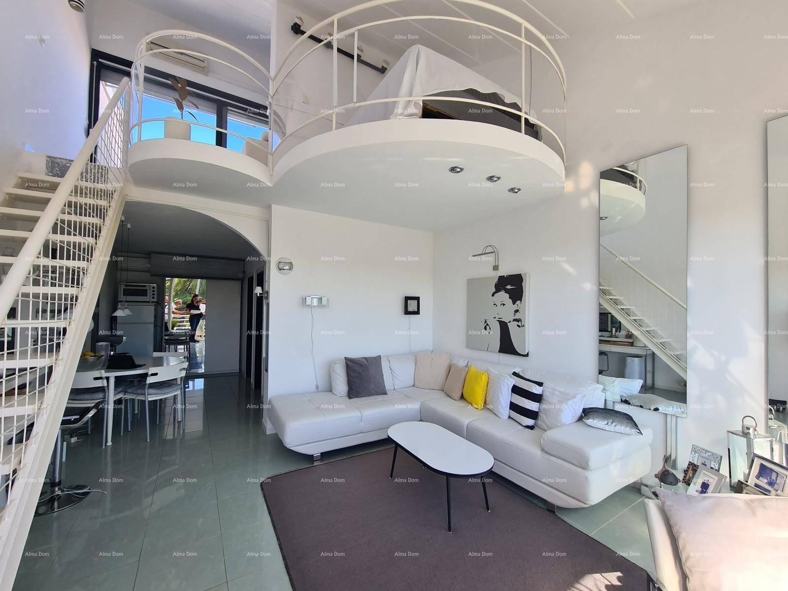 Heller Wohn-Essbereich mit Loft-Schlafzimmer, offener Treppe und viel Tageslicht.