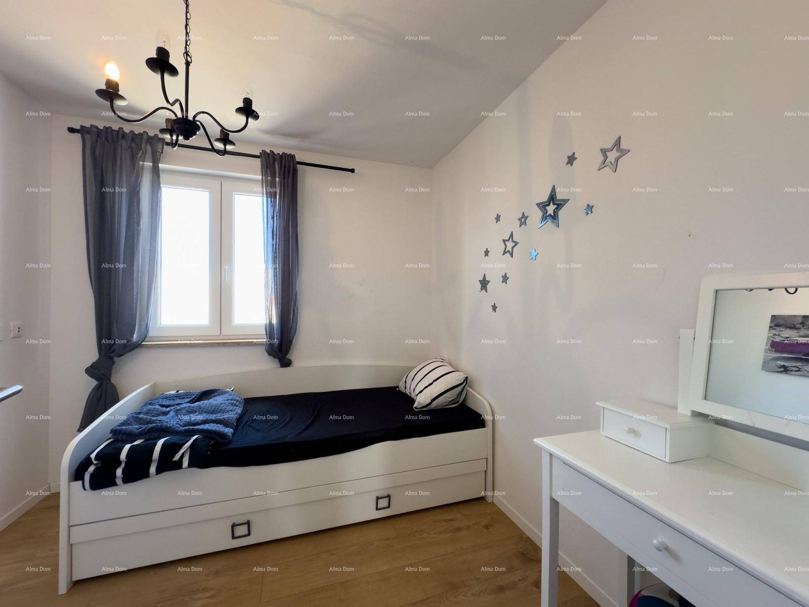 Kinder- oder Gästezimmer mit Einzelbett, Schreibtisch und verspielten Sternen an der Wand.