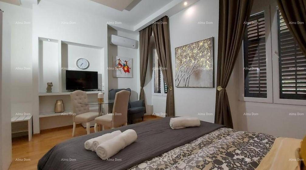 Schlafzimmer mit Doppelbett, Essbereich und Fenstern mit Jalousien für Privatsphäre.
