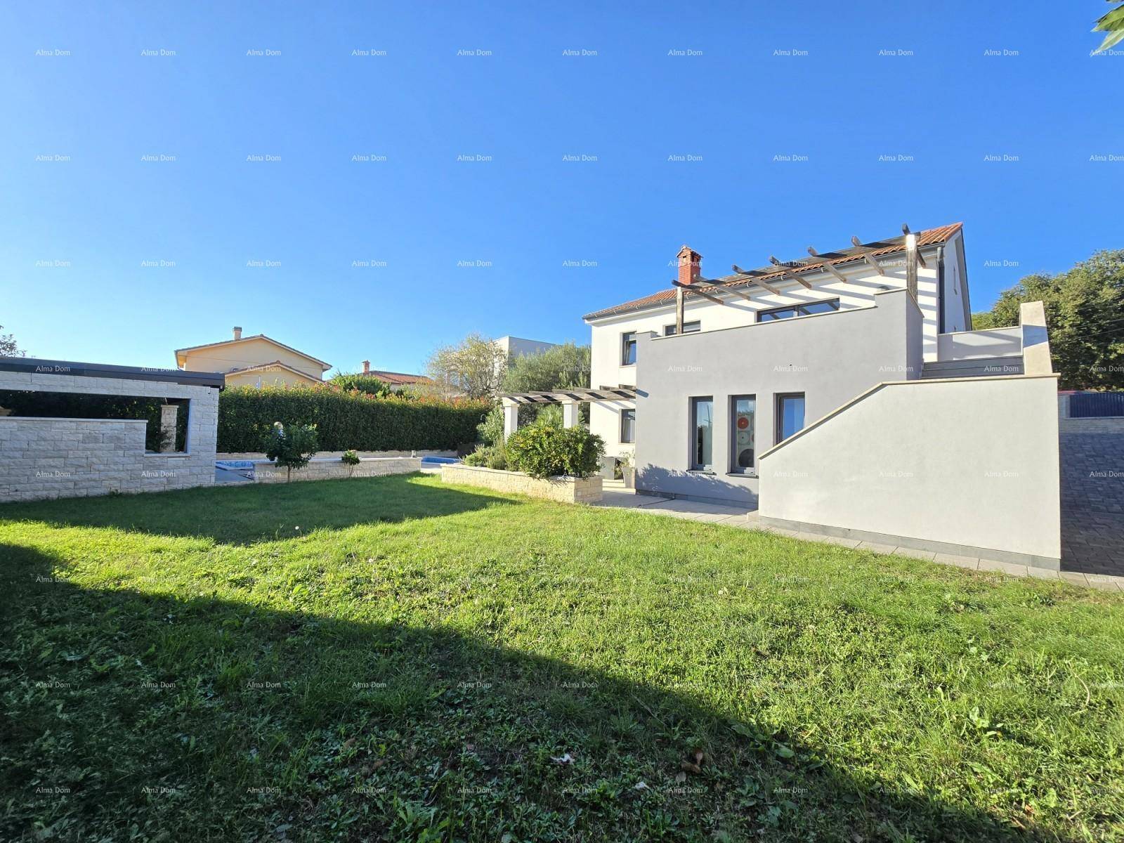 Moderne Hausfassade mit gepflegter Rasenfläche und klarem, sonnigem Himmel.