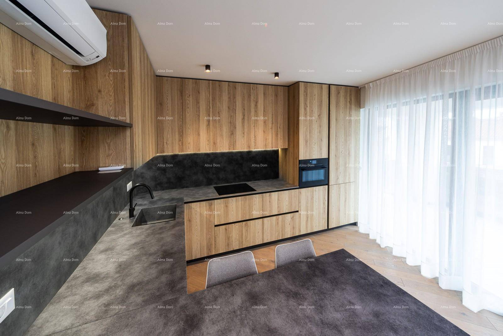 Helle Küche mit Holzfronten, dunkler Arbeitsplatte und Zugang zu einem Fensterbereich.