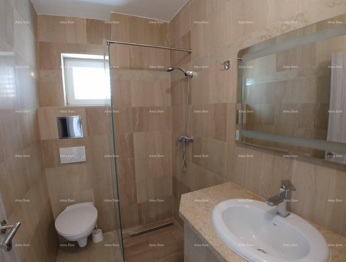 Helles Badezimmer mit Dusche, Einzelwaschbecken und Fenster für natürliche Belüftung.