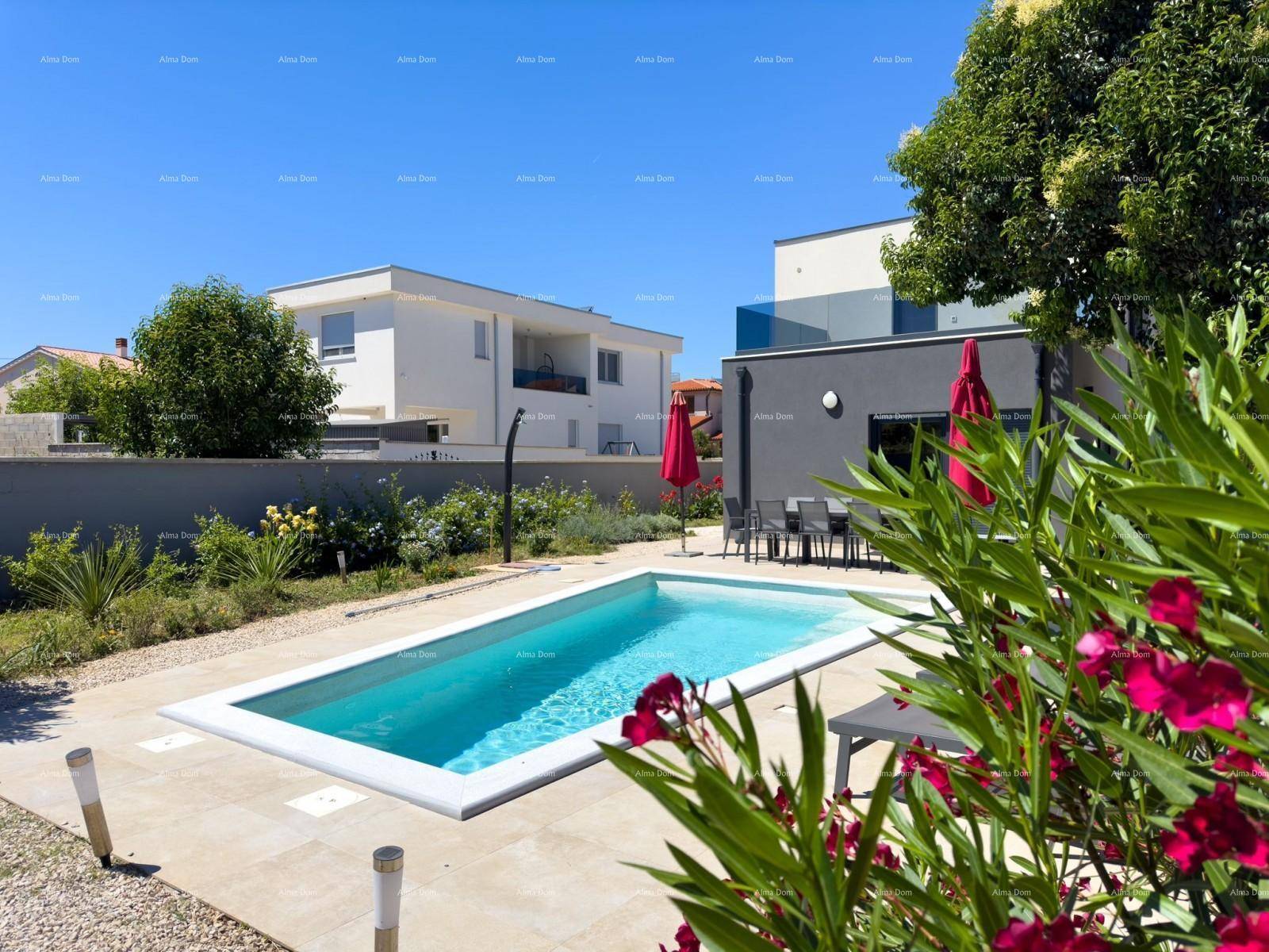 Attraktiver Poolbereich mit Sonnenliegen und farbenfrohen Blumenbeeten, ideal zum Entspannen.