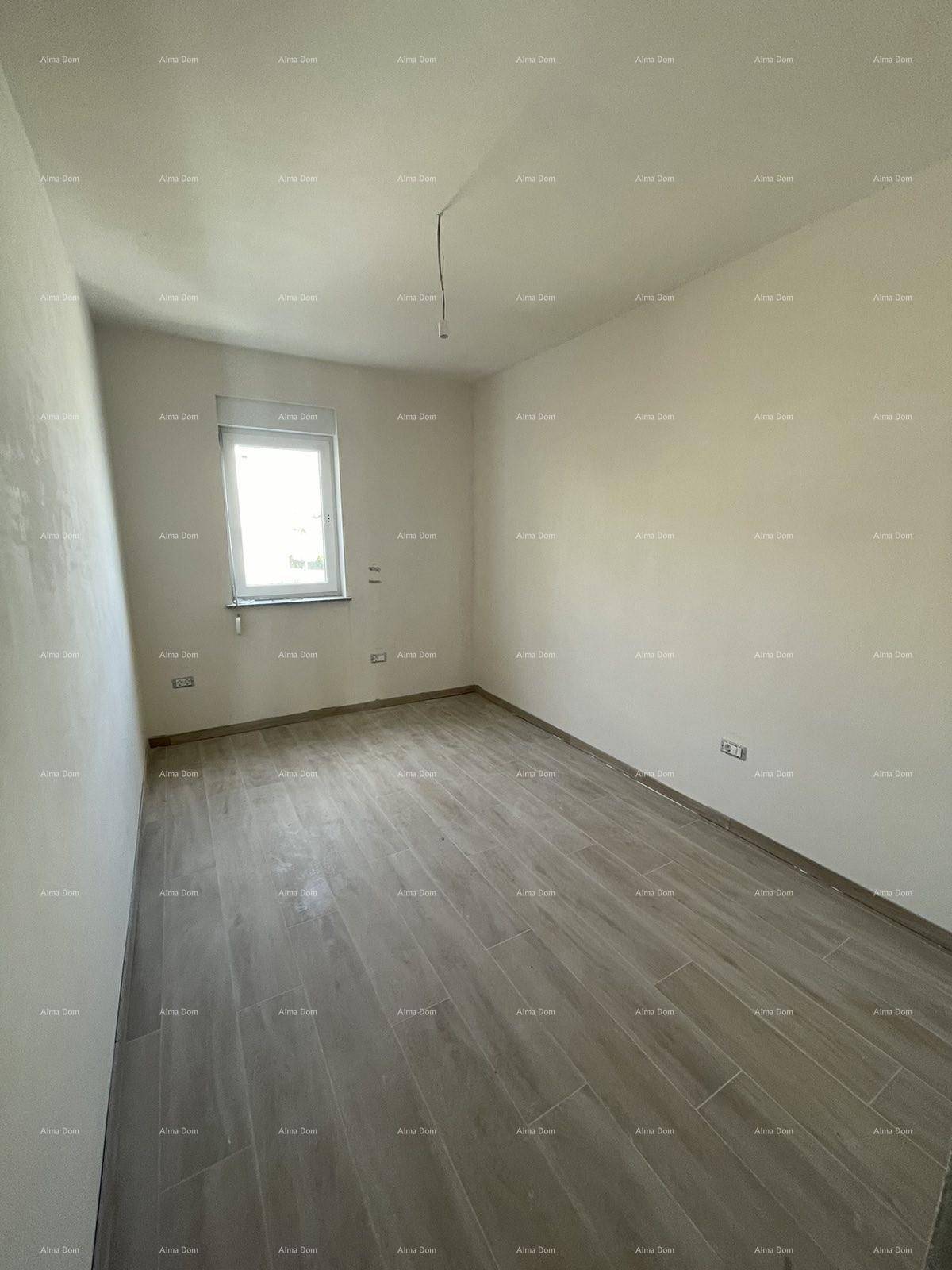 Kleineres Zimmer im Rohbau mit Fliesenboden, weiß gestrichenen Wänden und einem einzelnen Fenster.