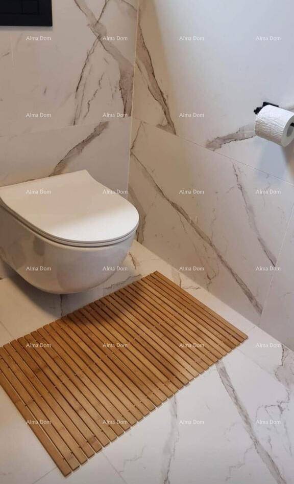 Wandhängendes WC in einem modernen Badezimmer mit Marmorfliesen und Holzbodenrost.