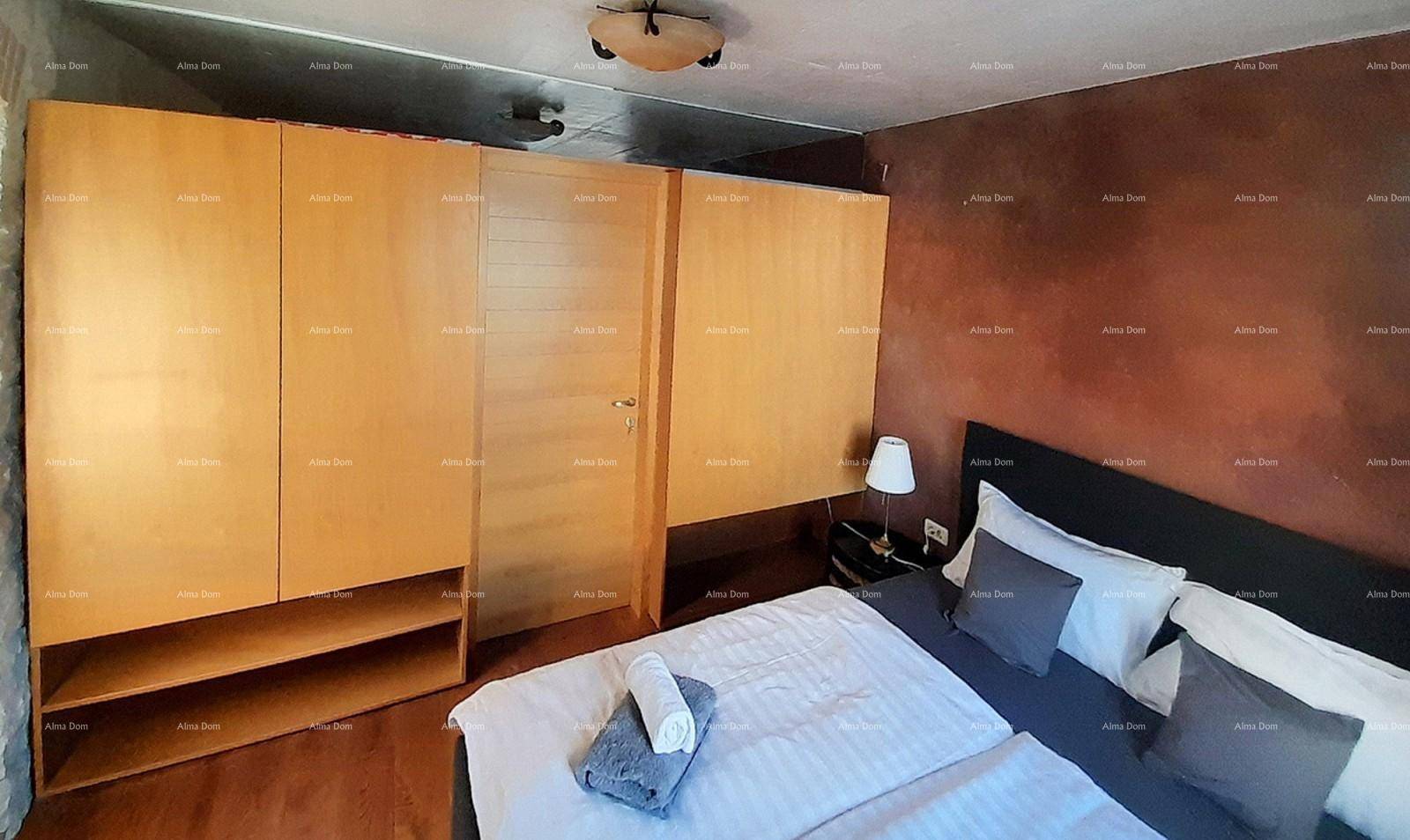 Schlafzimmer mit Doppelbett und praktischen Einbauschränken aus hellem Holz.