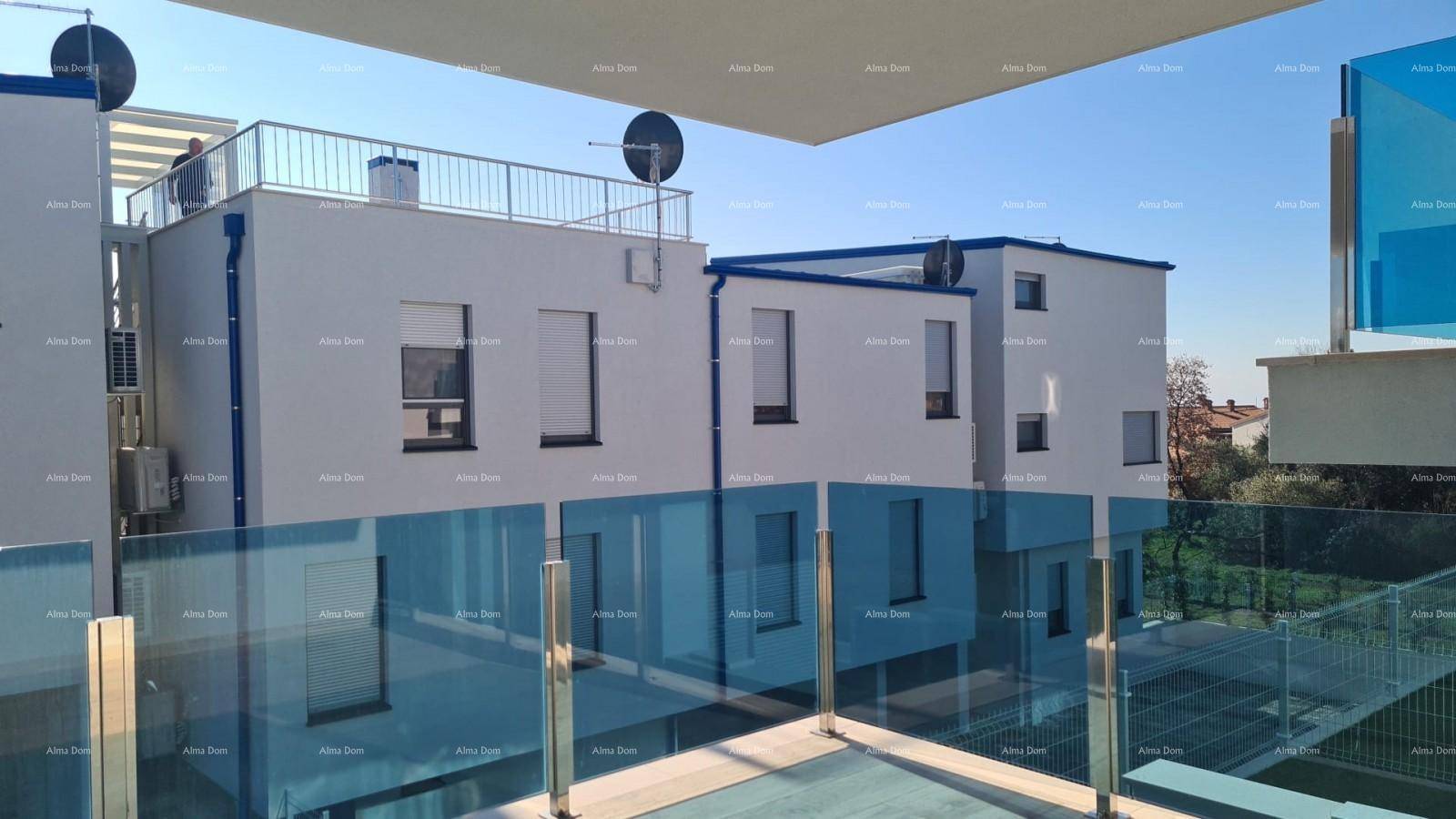 Blick von einem Balkon mit Glasgeländer auf benachbarte moderne Gebäude.