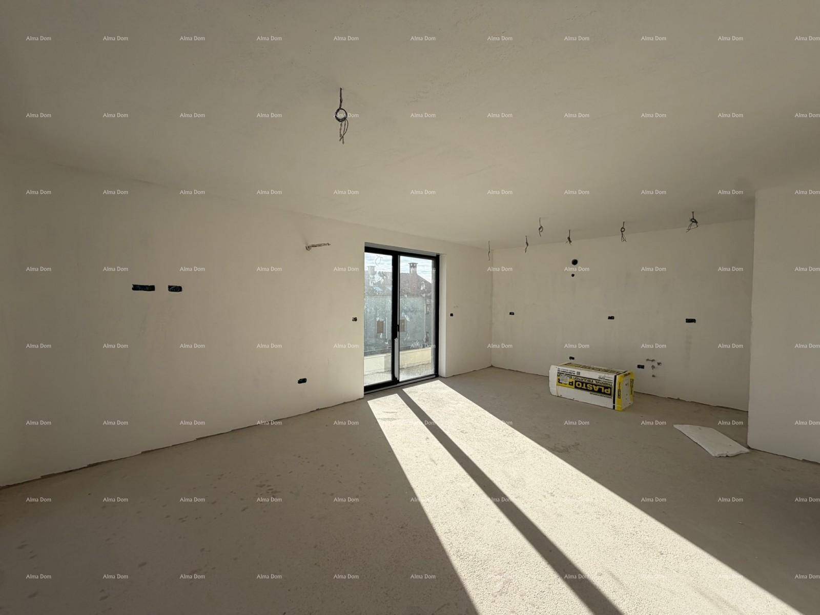 Heller, unfertiger Raum mit Sonnenlicht, das durch die großen Fenster fällt.