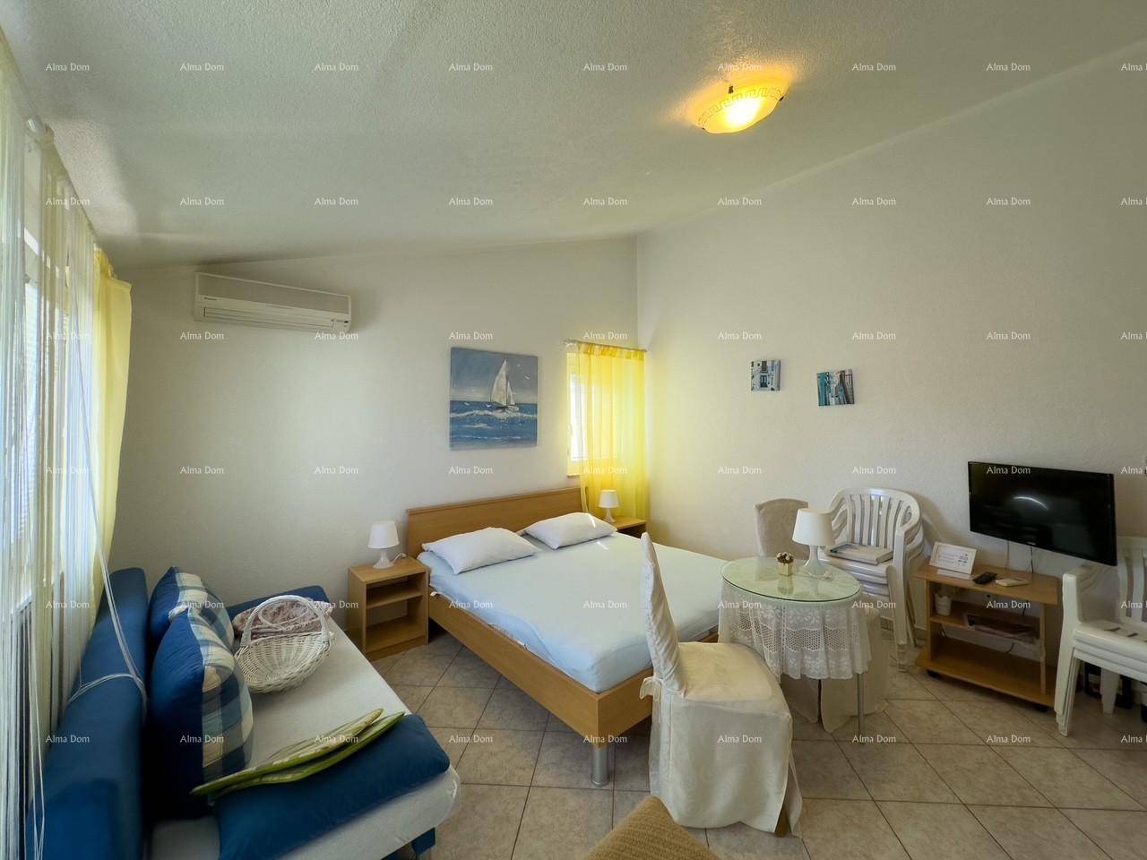 Geräumiges Schlafzimmer mit Doppelbett, Sitzgelegenheiten und Klimaanlage für Komfort.