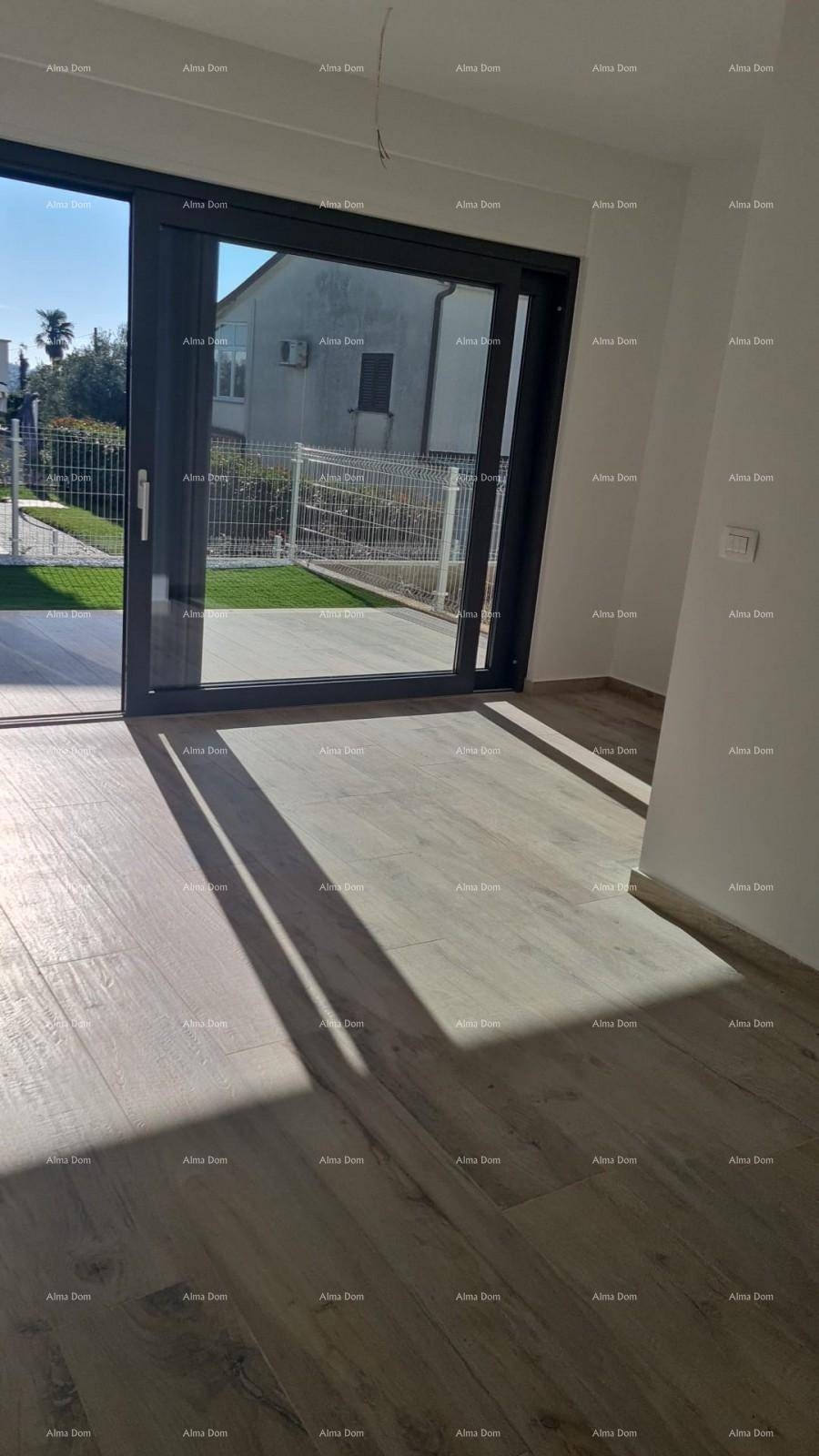 Sonniger Innenraum mit Fliesenboden und großer Schiebetür zum Außenbereich.