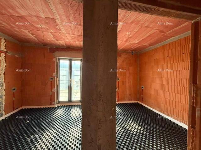 Geräumiger unfertiger Wohnraum mit Ziegelwänden, Säule und Fußbodenheizungsvorbereitung.