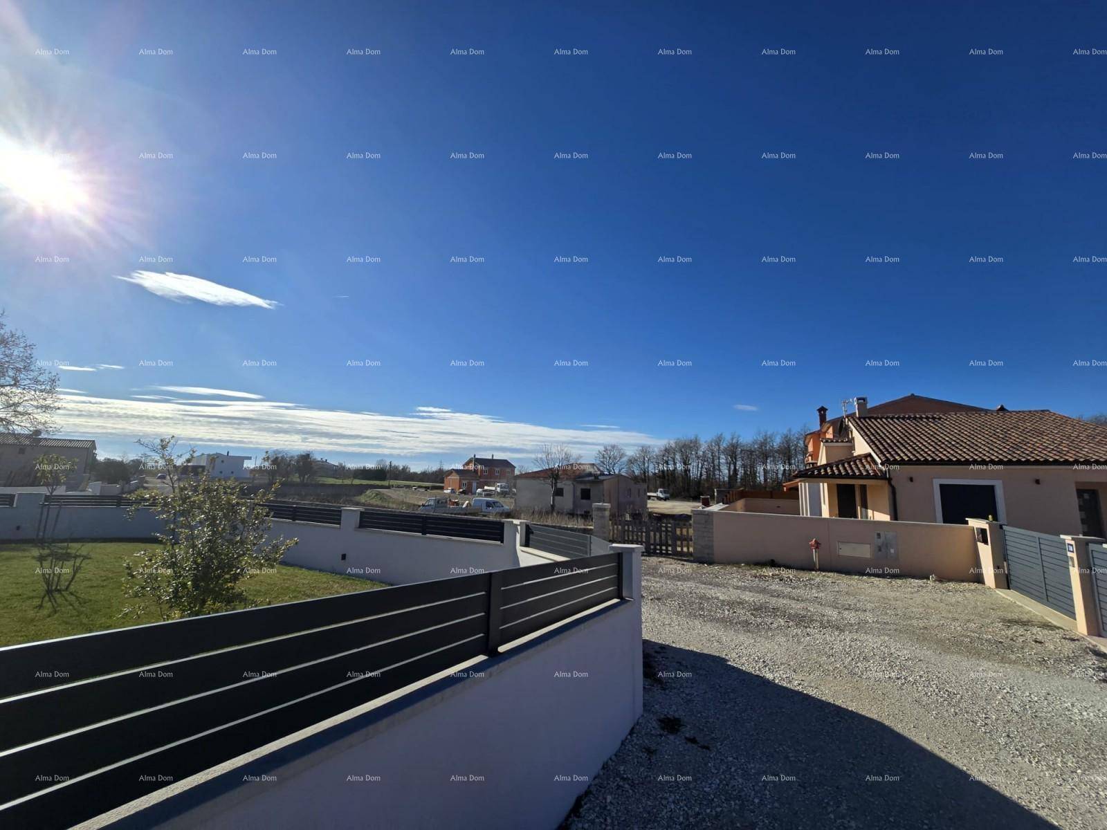 Sonniger Tag mit weitem Blick über die ländliche Umgebung und angrenzende Häuser.