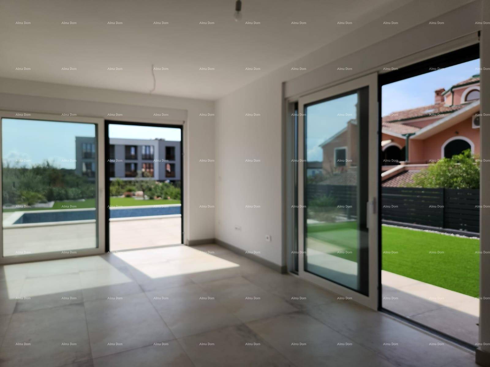 Heller Wohnraum mit großen Schiebetüren, die den Blick auf den Pool und den Garten freigeben.