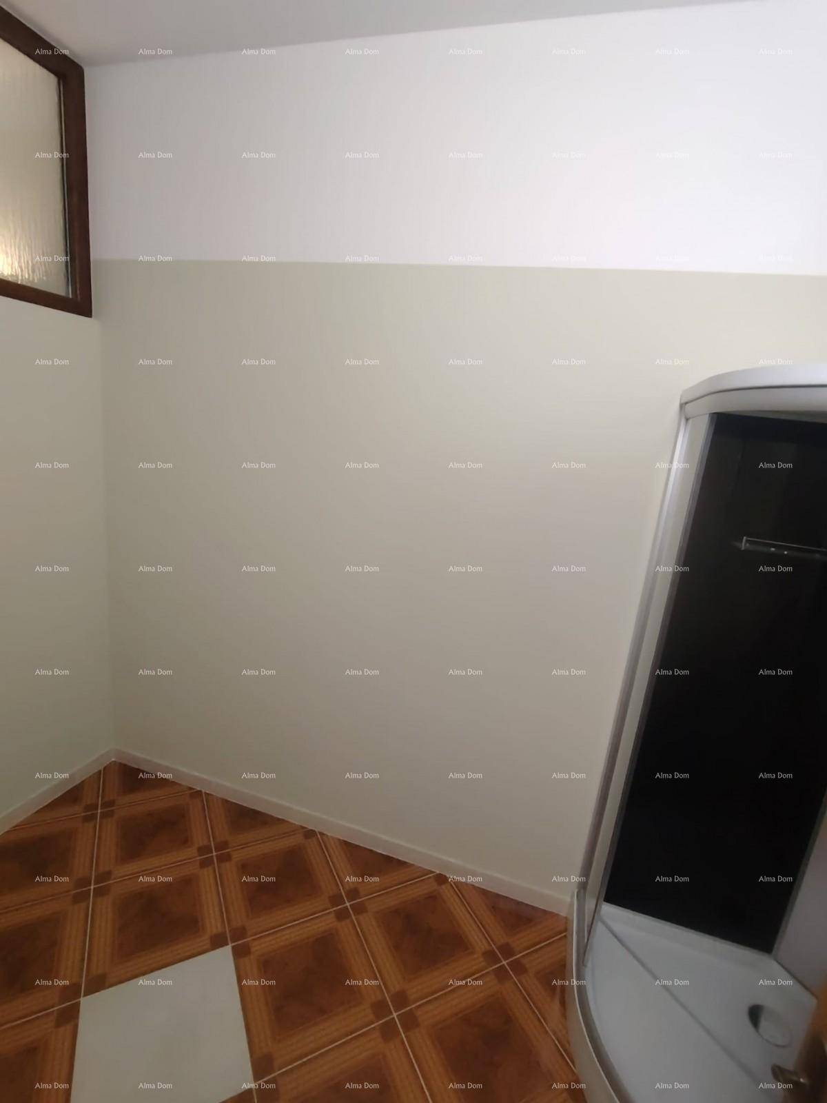Badezimmer mit gemusterten Fliesen und einer modernen Duschkabine, bietet eine funktionale Ausstattung.