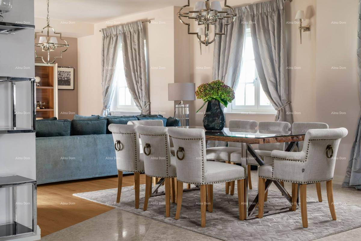 Stilvoller Wohn-Essbereich mit großem Esstisch, bequemer Couch und eleganten Vorhängen.
