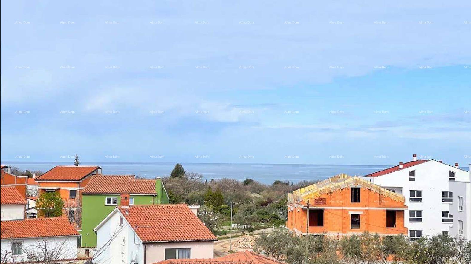 Panoramablick über die Dächer der Nachbarschaft mit dem Meer im Hintergrund.