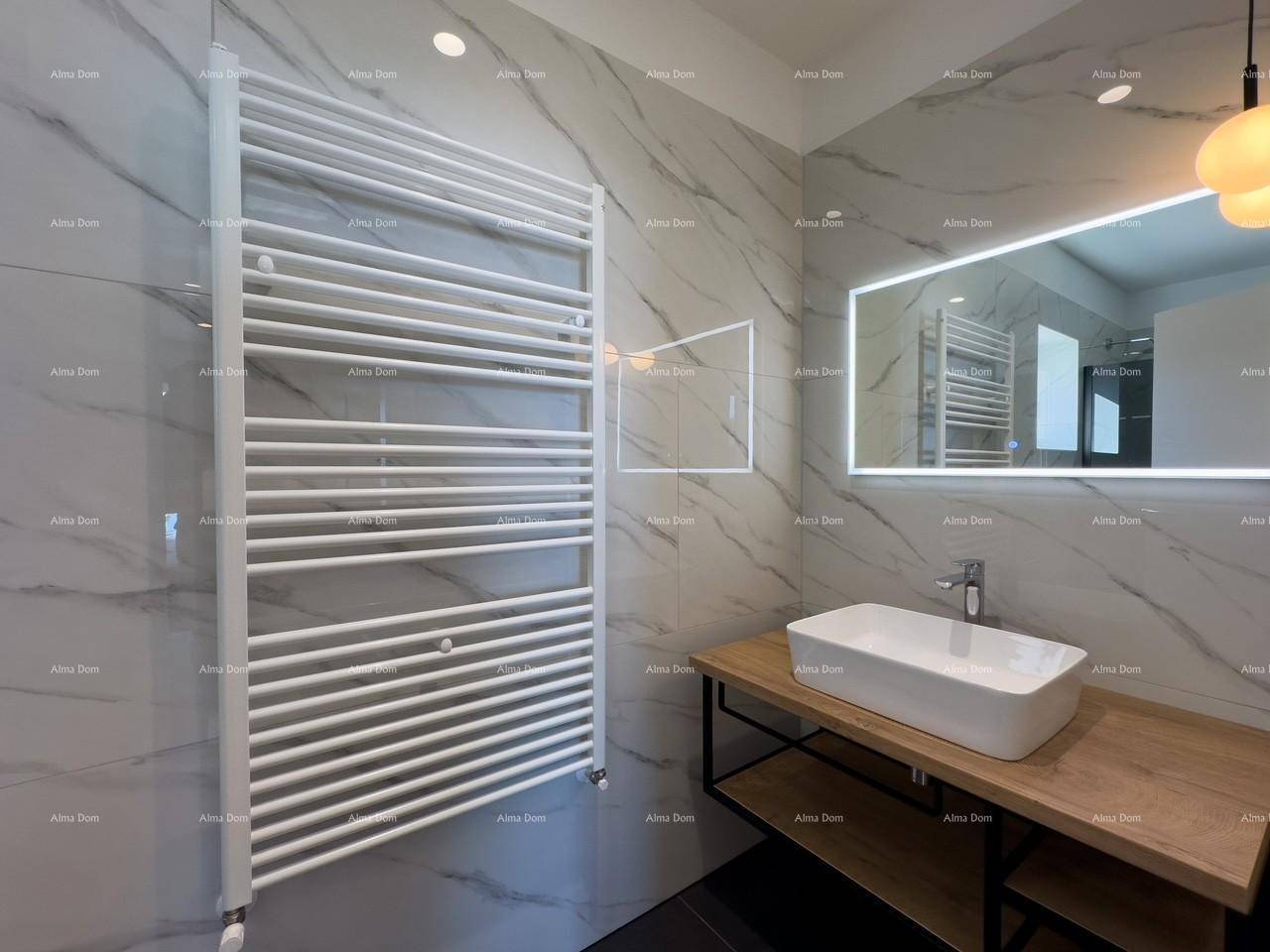 Modernes Badezimmer mit Einzelwaschbecken, beheiztem Handtuchhalter und eleganten Fliesen.