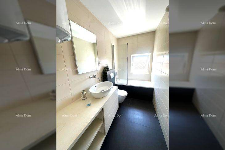 Modernes Badezimmer mit Dusche, Waschbecken und WC, hell gefliest.