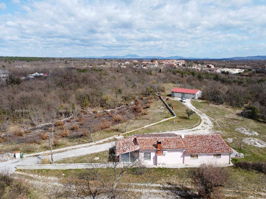 Weitläufige Luftaufnahme des Anwesens mit Blick auf die umliegende Landschaft und entfernte Berge.