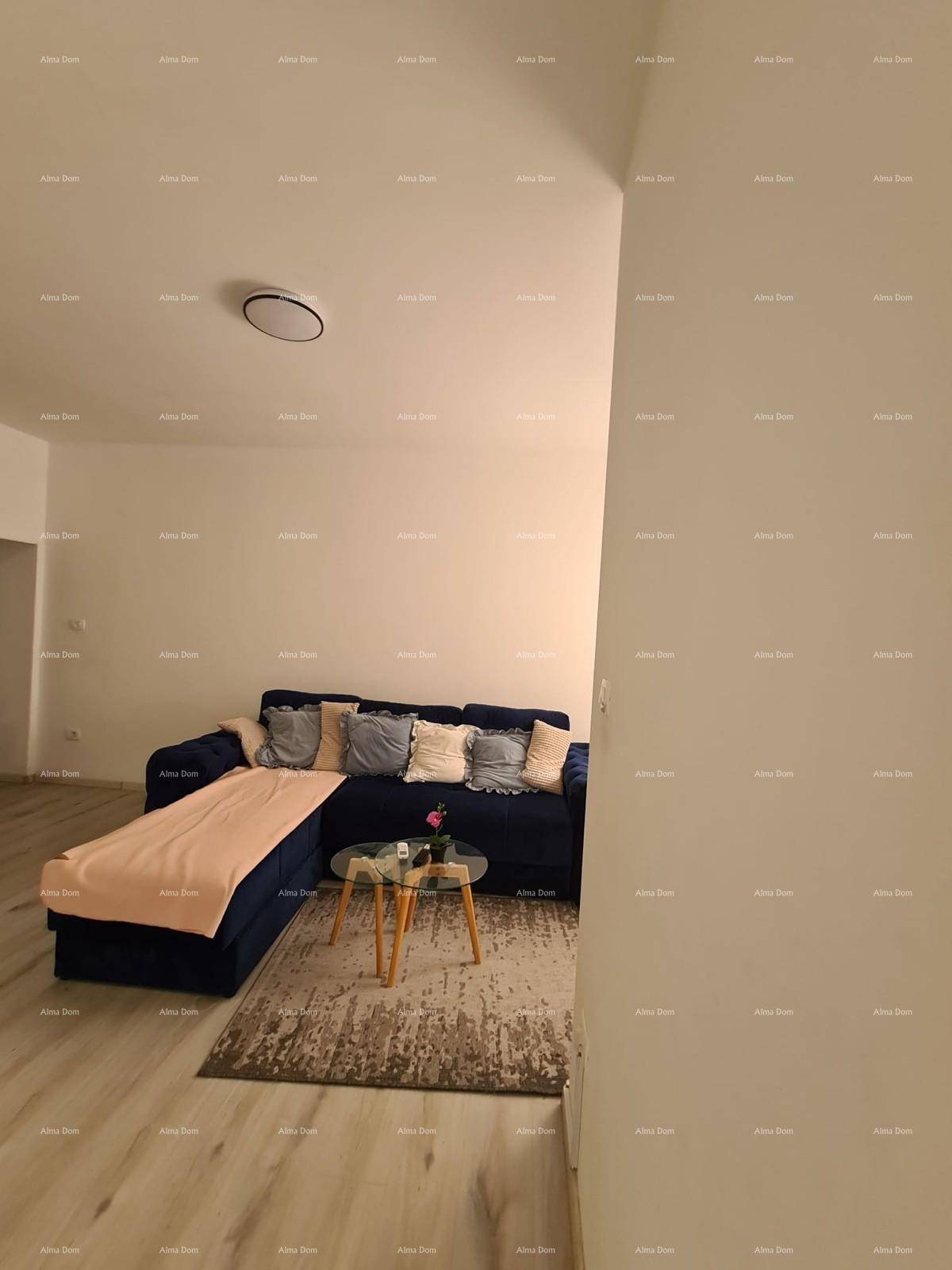 Heller Wohnbereich mit blauem Ecksofa und Couchtisch, einladend und modern eingerichtet.