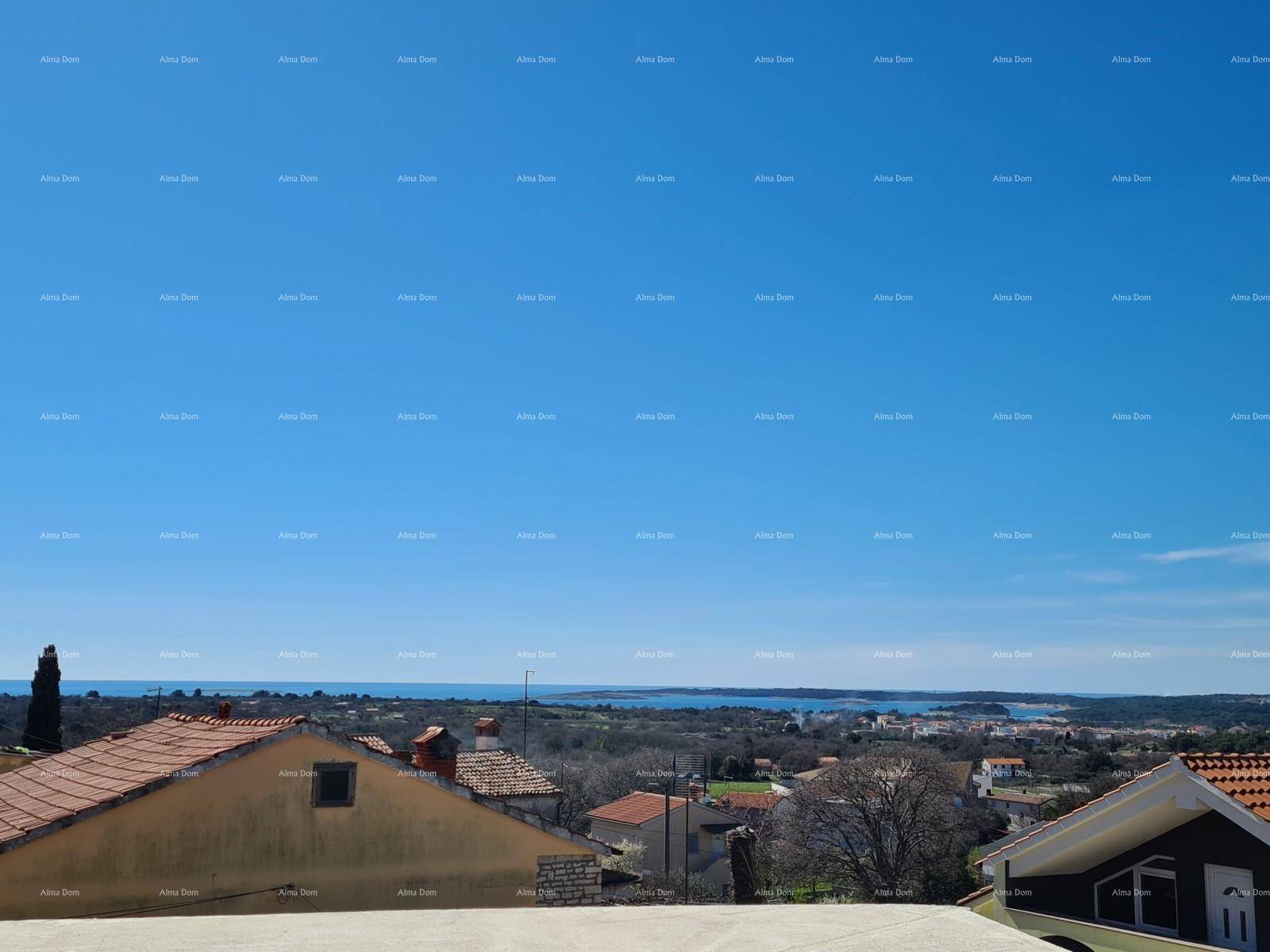 Weiter Blick über die Dächer der Häuser und die Küstenlinie unter strahlend blauem Himmel.
