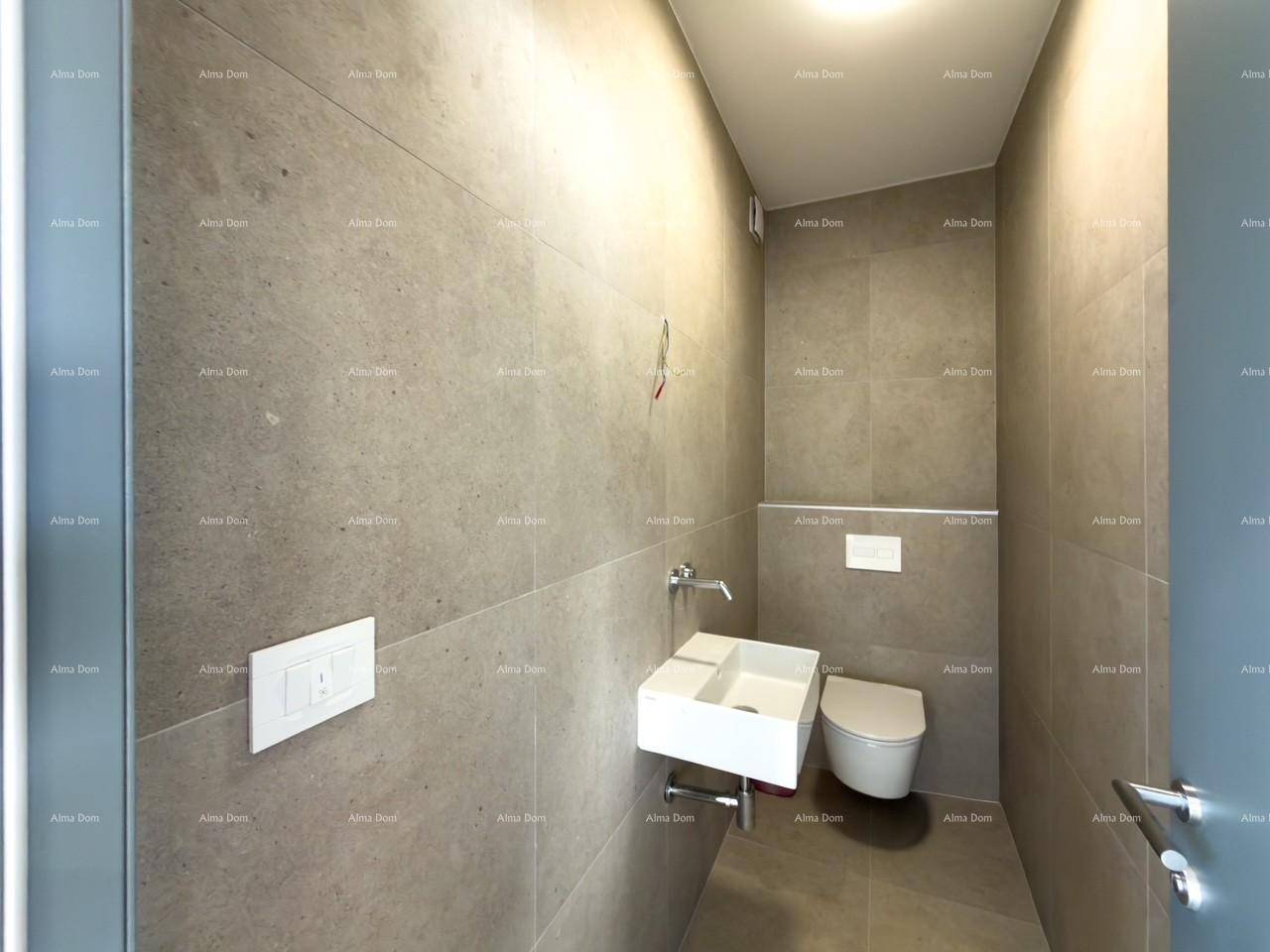 Modernes Gäste-WC mit grauen Fliesen, Wand-WC und minimalistischem Waschbecken.