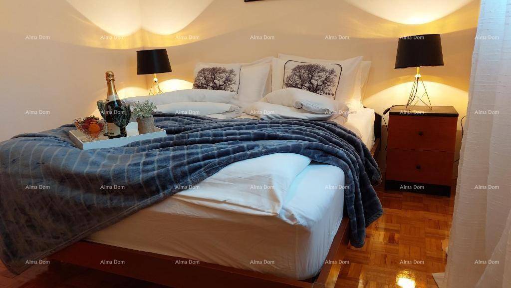 Komfortables Schlafzimmer mit Doppelbett, Nachttischlampen und Holzboden.
