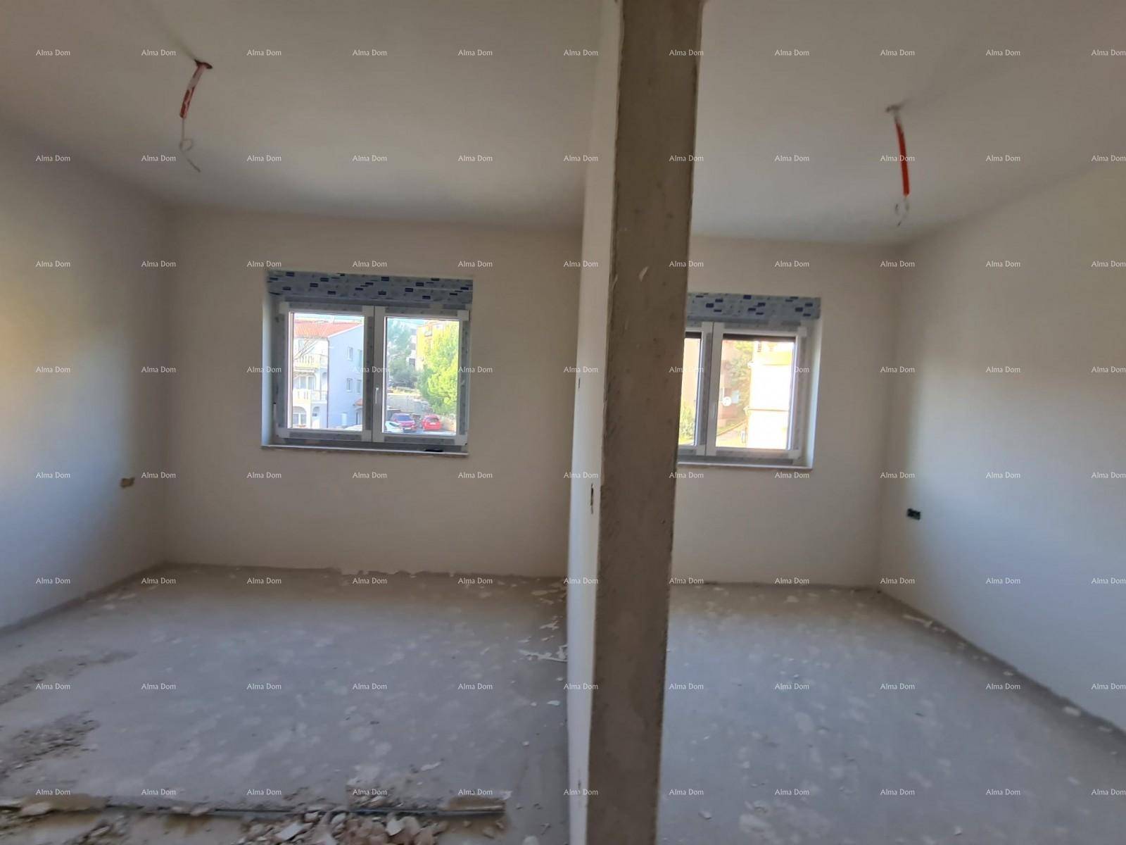 Zwei unfertige Räume mit Fenstern und Rohbauzustand, bereit für die individuelle Gestaltung.